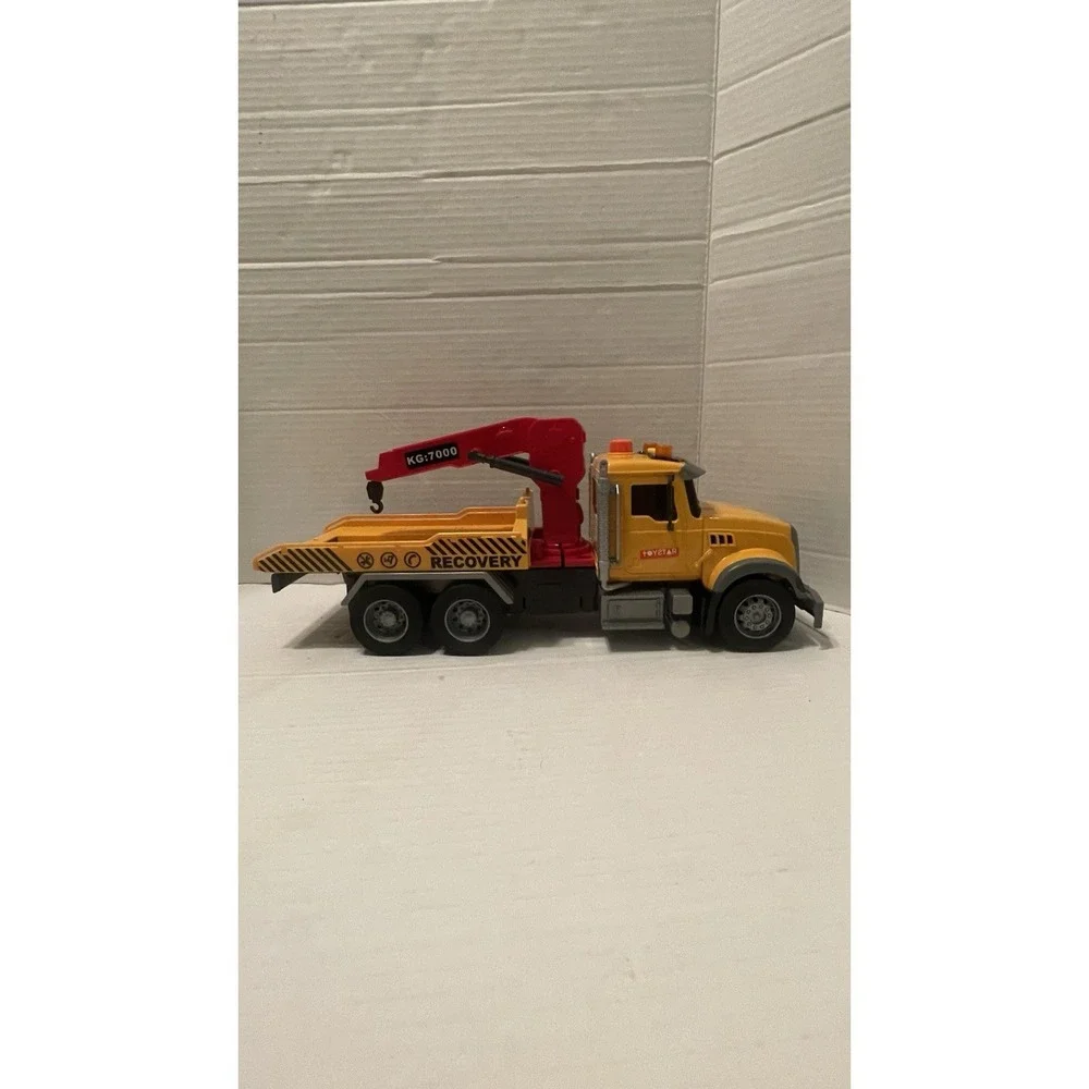 Toystar Big Tow Truck Toy Roll Back. Bed Does Go Back And Down On Ground See Pic